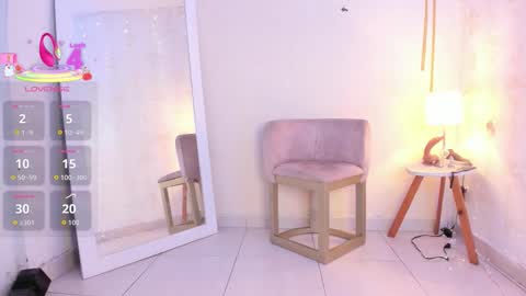 Snapshot of emylyjonhs chatting on November 18, 8:24 pm EMYLY online show from November 18, 8:24 pm