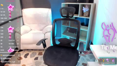 Snapshot of emysilver chatting on February 2, 4:11 pm Emy Silver online show from February 2, 4:11 pm