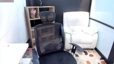 Snapshot of emysilver chatting on February 4, 2:43 pm Emy Silver online show from February 4, 2:43 pm