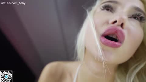 Snapshot of enchant_baby_ chatting on February 28, 12:32 am My name is Eva online show from February 28, 12:32 am