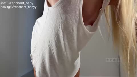 Snapshot of enchant_baby_ chatting on November 3, 12:13 am My name is Eva online show from November 3, 12:13 am