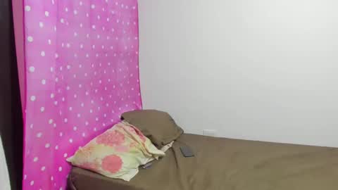 Snapshot of engel20042001 chatting on December 11, 5:53 am engel20042001 online show from December 11, 5:53 am