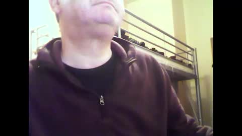 Snapshot of englishguysurrey chatting on December 10, 6:28 pm englishguysurrey online show from December 10, 6:28 pm