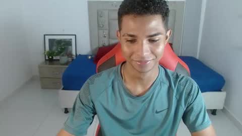 Snapshot of enzo_fox777 chatting on December 22, 12:24 pm Enzo online show from December 22, 12:24 pm