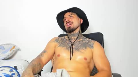 Snapshot of enzoaren chatting on October 18, 2:03 am Enzo Aren online show from October 18, 2:03 am