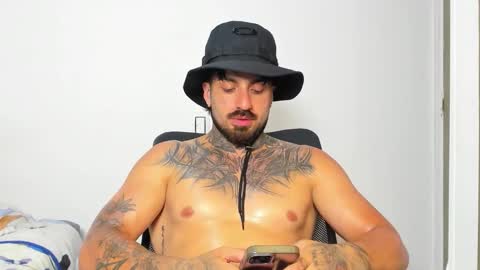 Snapshot of enzoaren chatting on October 19, 1:28 am Enzo Aren online show from October 19, 1:28 am