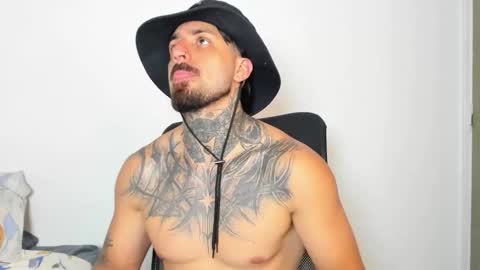 Snapshot of enzoaren chatting on October 31, 11:28 pm Enzo Aren online show from October 31, 11:28 pm