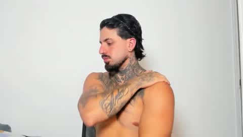 Snapshot of enzoaren chatting on December 18, 11:00 pm Enzo Aren online show from December 18, 11:00 pm