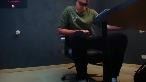Snapshot of enzorace chatting on October 13, 5:18 am EnzoRace online show from October 13, 5:18 am