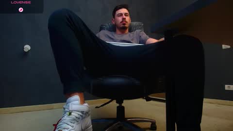 Snapshot of enzorace chatting on October 25, 5:04 am EnzoRace online show from October 25, 5:04 am