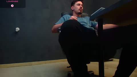 Snapshot of enzorace chatting on October 28, 5:44 am EnzoRace online show from October 28, 5:44 am