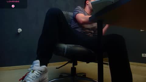 Snapshot of enzorace chatting on November 4, 5:50 am EnzoRace online show from November 4, 5:50 am