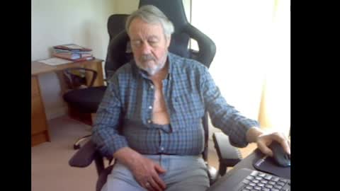 erasmus_d online show from April 11, 5:06 pm