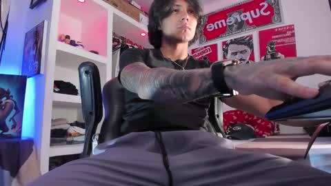 Snapshot of eren_blade_ chatting on November 20, 9:25 pm Tht BOSS Eren online show from November 20, 9:25 pm