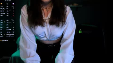 Snapshot of erica_breeze chatting on November 10, 8:52 pm your dear Erica online show from November 10, 8:52 pm