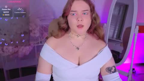 Snapshot of erica_love_ chatting on November 9, 8:40 pm erica_love_ online show from November 9, 8:40 pm