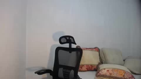 Snapshot of erika_madrigal chatting on December 7, 1:07 pm erika_madrigal online show from December 7, 1:07 pm