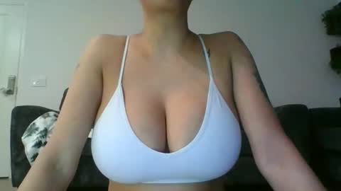 Snapshot of erin2025 chatting on December 1, 1:32 am erin2025 online show from December 1, 1:32 am