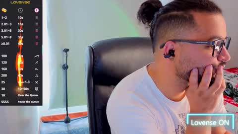 Snapshot of ernesto_rodriguez_82 chatting on October 29, 7:04 pm ernesto rodriguez 82 online show from October 29, 7:04 pm