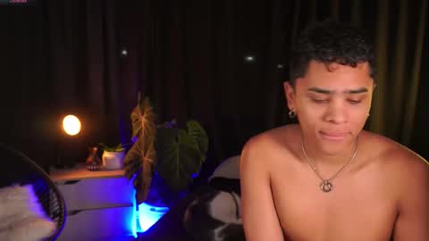 Snapshot of eroswild_ chatting on November 22, 4:00 am Eros Wild online show from November 22, 4:00 am