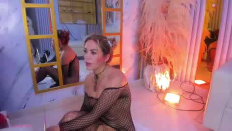 Snapshot of erotik_lady chatting on February 18, 9:53 pm TINY online show from February 18, 9:53 pm