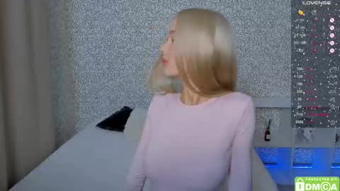 Snapshot of eshcka chatting on November 16, 4:40 am Megan and Brad online show from November 16, 4:40 am