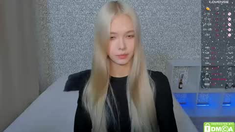 Snapshot of eshcka chatting on November 17, 4:18 am Megan and Brad online show from November 17, 4:18 am