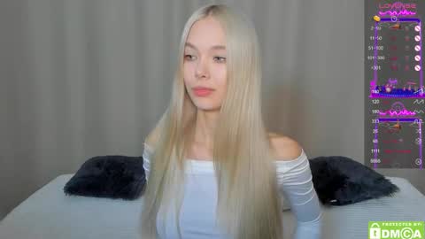 Snapshot of eshcka chatting on November 25, 5:40 am Megan and Brad online show from November 25, 5:40 am