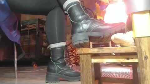 Eskela911 online show from April 8, 9:04 pm