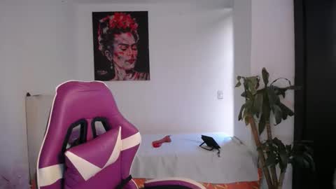 Esmeralda online show from February 14, 7:10 pm