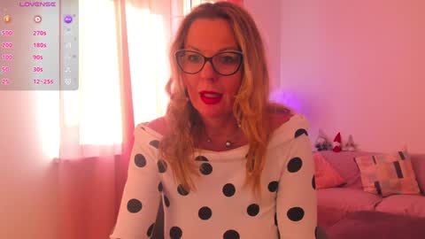 Esmi online show from January 4, 1:31 pm