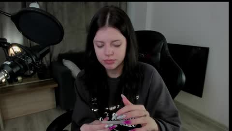 esteria online show from December 8, 9:35 am