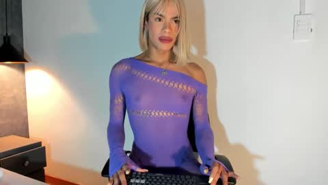 Snapshot of esteban_cor chatting on October 14, 9:37 pm Salome online show from October 14, 9:37 pm