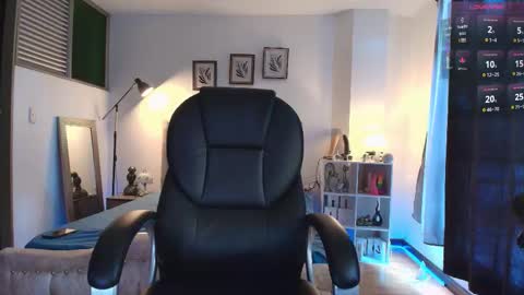 Snapshot of estebanperez_ chatting on October 27, 12:31 pm Esteban online show from October 27, 12:31 pm