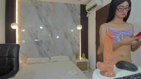 Estephany online show from December 8, 2:09 pm