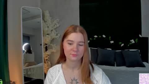 Snapshot of ester_rabin chatting on December 4, 11:35 pm Ester online show from December 4, 11:35 pm