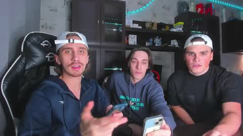 Snapshot of esthetics_boys chatting on November 8, 12:22 am LOUIS online show from November 8, 12:22 am