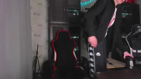 Snapshot of esthetics_boys chatting on November 9, 7:12 pm LOUIS online show from November 9, 7:12 pm