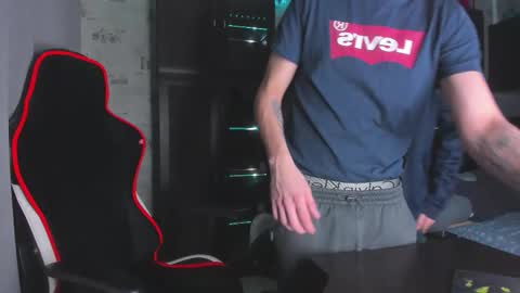 Snapshot of esthetics_boys chatting on November 16, 1:44 am LOUIS online show from November 16, 1:44 am