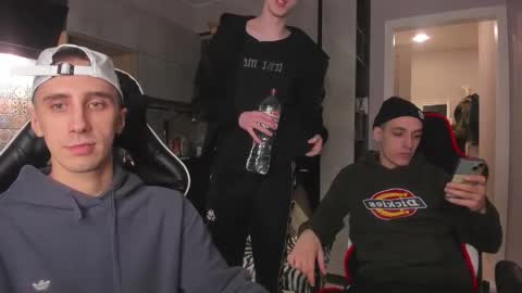 Snapshot of esthetics_boys chatting on December 13, 10:04 pm LOUIS online show from December 13, 10:04 pm