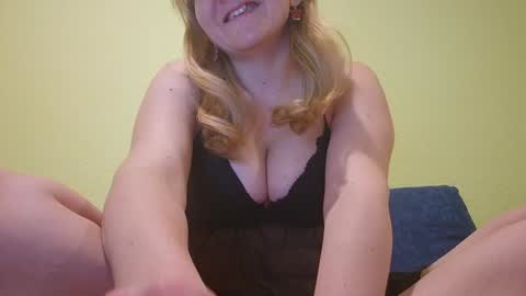 Snapshot of estrellawalters chatting on January 25, 3:52 pm estrellawalters online show from January 25, 3:52 pm