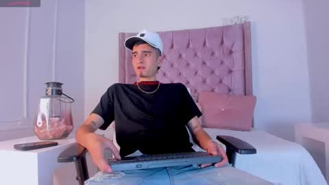 Snapshot of ethan_boy_ chatting on November 22, 8:52 pm Ethan online show from November 22, 8:52 pm