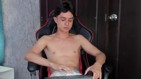 Snapshot of ethanlowell chatting on January 20, 11:21 pm ethanlowell online show from January 20, 11:21 pm