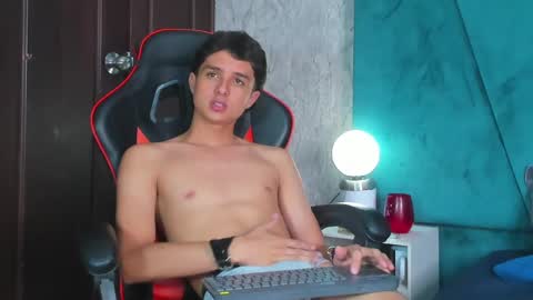 Snapshot of ethanlowell chatting on January 27, 3:37 am ethanlowell online show from January 27, 3:37 am