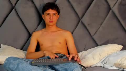 Snapshot of ethanlowell chatting on February 17, 1:58 am ethanlowell online show from February 17, 1:58 am