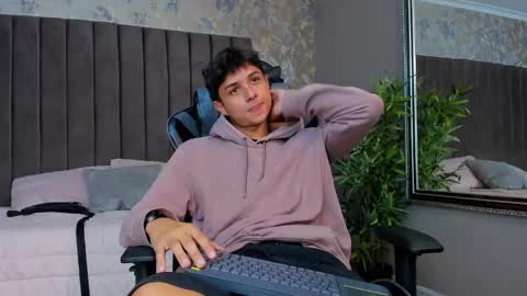 Snapshot of ethanlowell chatting on September 10, 5:07 am ethanlowell online show from September 10, 5:07 am