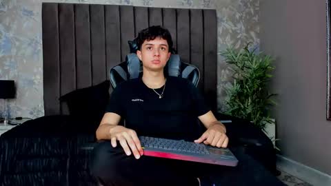 Snapshot of ethanlowell chatting on October 9, 8:23 am ethanlowell online show from October 9, 8:23 am