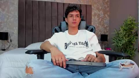 Snapshot of ethanlowell chatting on November 5, 11:27 pm ethanlowell online show from November 5, 11:27 pm