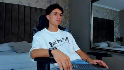 Snapshot of ethanlowell chatting on November 18, 11:15 pm ethanlowell online show from November 18, 11:15 pm