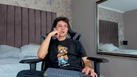 Snapshot of ethanlowell chatting on November 21, 5:17 am ethanlowell online show from November 21, 5:17 am